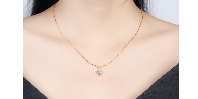 6 cách để nàng vai to mặc đẹp và thật xinh với áo trễ vai - Đeo vòng cổ đơn giản